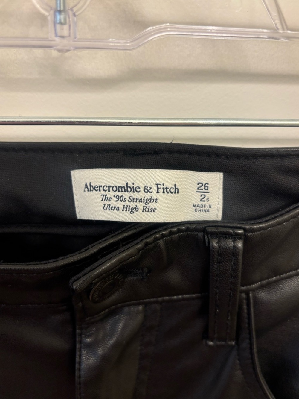 Abercrombie & Fitch Black High Rise 90s Straight Faux Leather Pants 26/2 Short - Picture 6 of 8